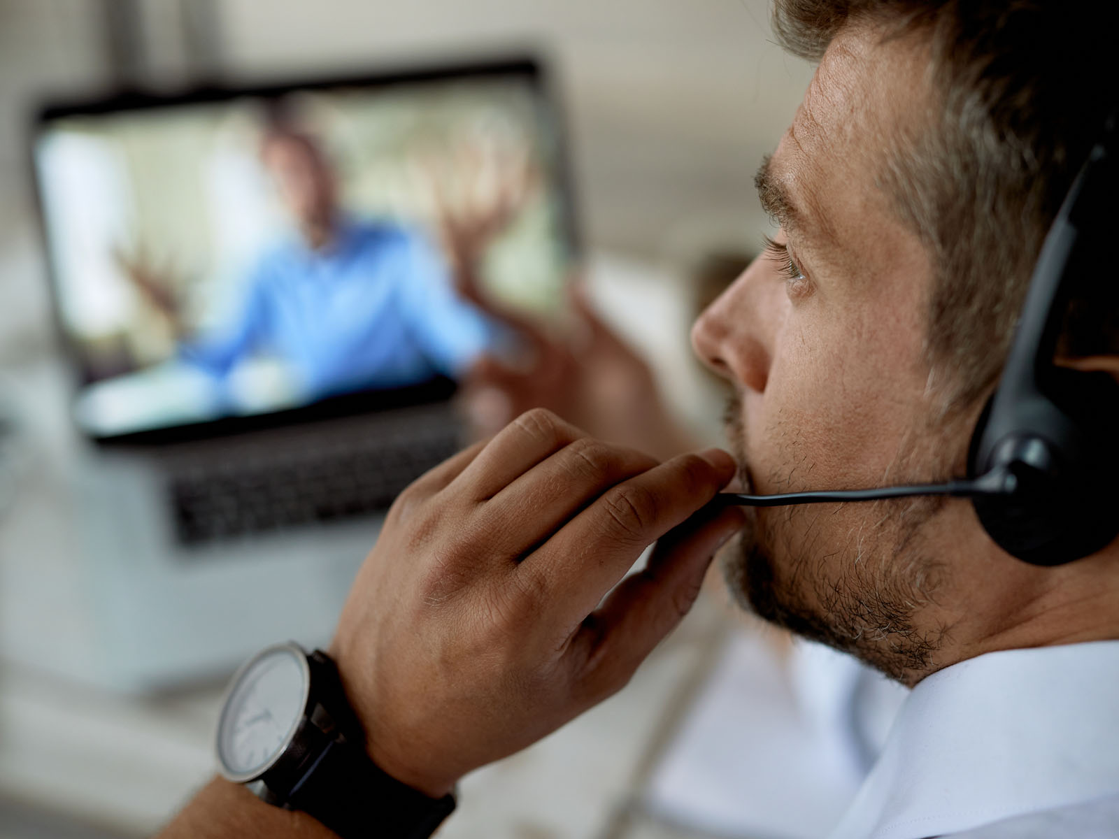 VOIP چیست و چه مزایا و کاربردهایی برای سازمان‌ها و شرکت‌ها دارد؟