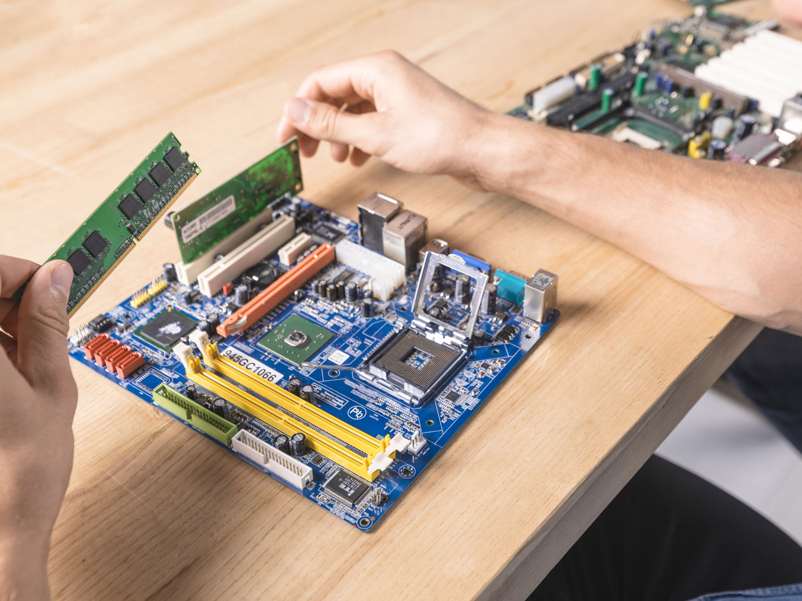 خدمات سخت افزاری رایانو